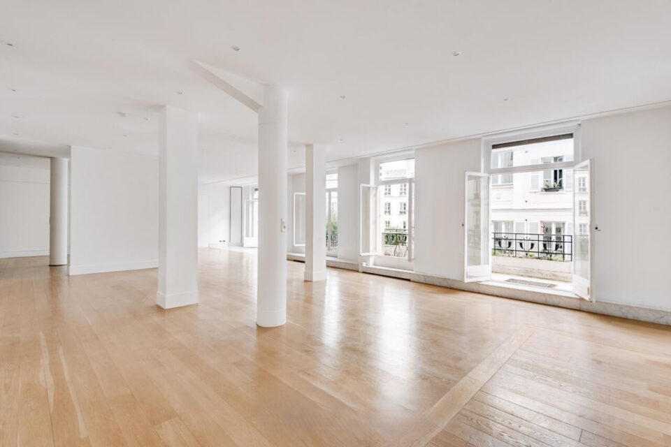 Une galerie d’entrée ouvre sur un espace de réception de 160 m²