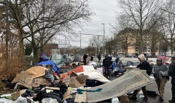 Après le départ des forces de l’ordre vers 15 h 15, des hommes, des femmes et des enfants du camp tentent de récupérer encore quelques affaires au milieu des tentes affaissées.   Photo Alizée Chebboub-Courtin