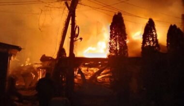 Des flammes et de la fumée s'élèvent d'un incendie après une attaque de drone.