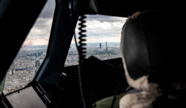 mais que vient faire Emmanuel Macron dans le cockpit d'un avion piloté par Thomas Pesquet ?