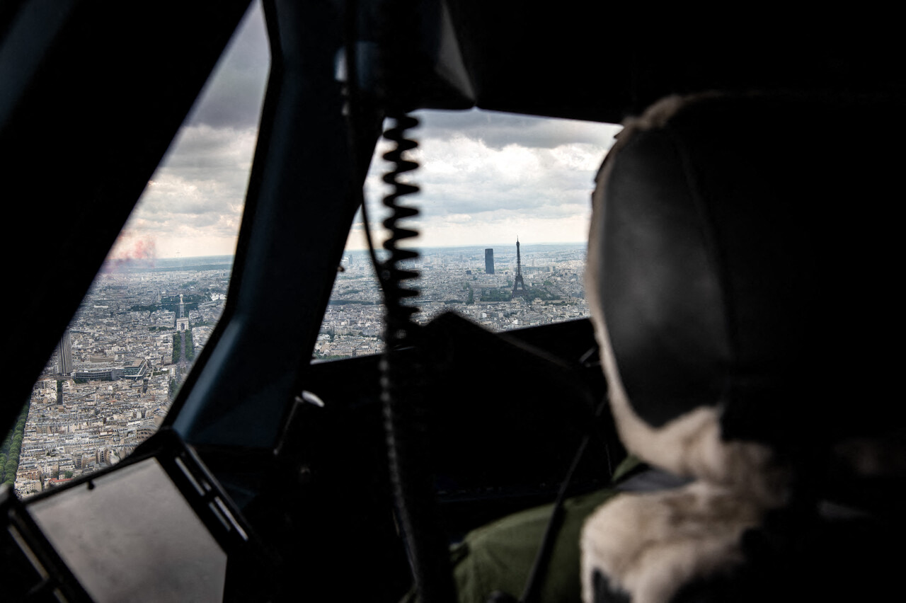mais que vient faire Emmanuel Macron dans le cockpit d'un avion piloté par Thomas Pesquet ?