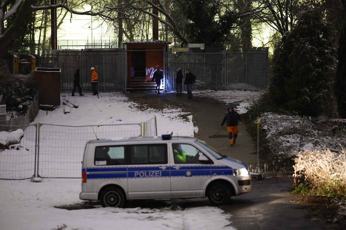 Des policiers et secouristes sur les lieux de l’incendie d’un pont de câbles près de la centrale de Lichterfelde, à Berlin, à l’origine d’une vaste panne d’électricité.
