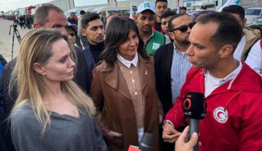 Angelina Jolie est allée au point de passage de Rafah pour constater le blocage de l’aide humanitaire vers la bande de Gaza