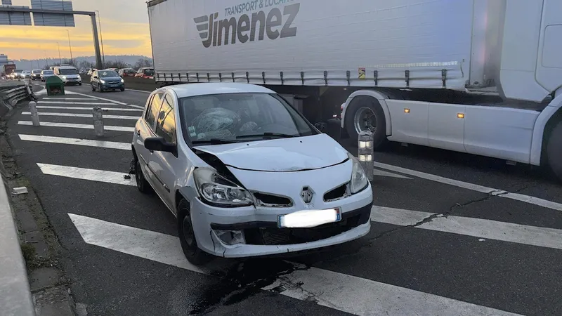 Le long de l'A64, cette voiture a par exemple été accidentée ce matin a proximité du barrage des agriculteurs.