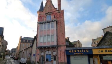 Dans une ville côtière des Côtes-d'Armor, cette étonnante maison rose a une "sacrée" histoire...