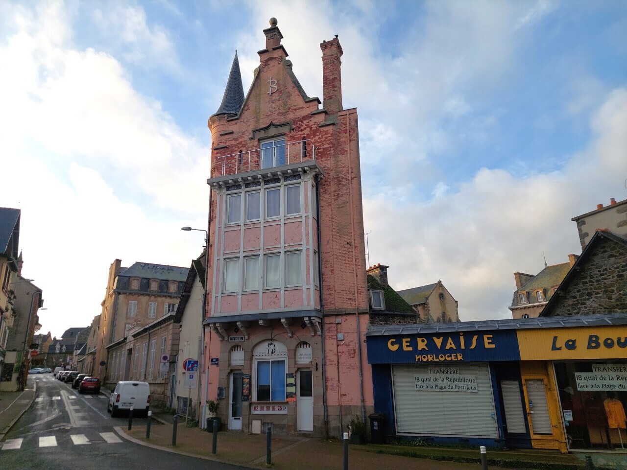 Dans une ville côtière des Côtes-d'Armor, cette étonnante maison rose a une "sacrée" histoire...