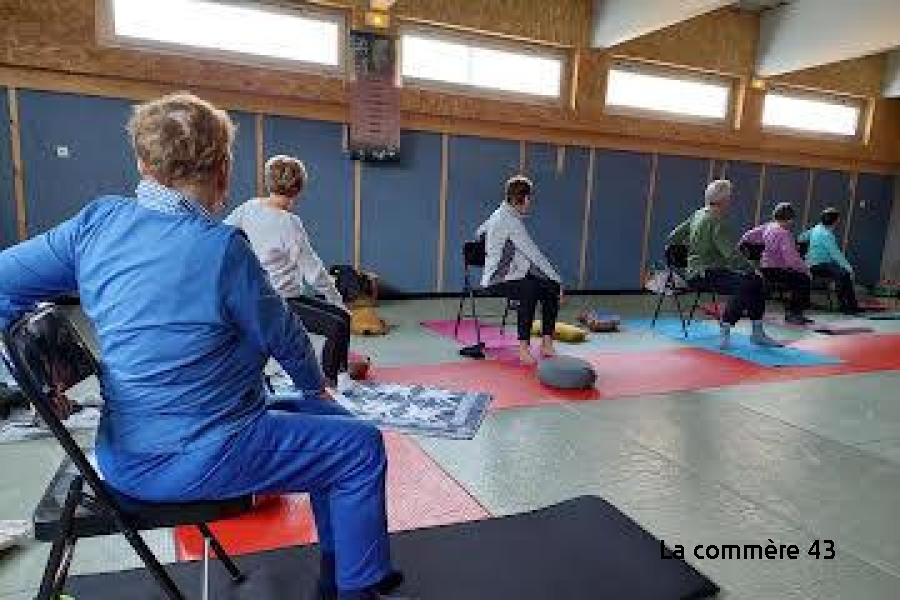 Le yoga sur chaise s’invite en 2026 à Saint-Just-Malmont
