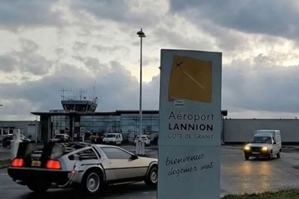 L'arrivée de la DeLorean sur l'aéroport.