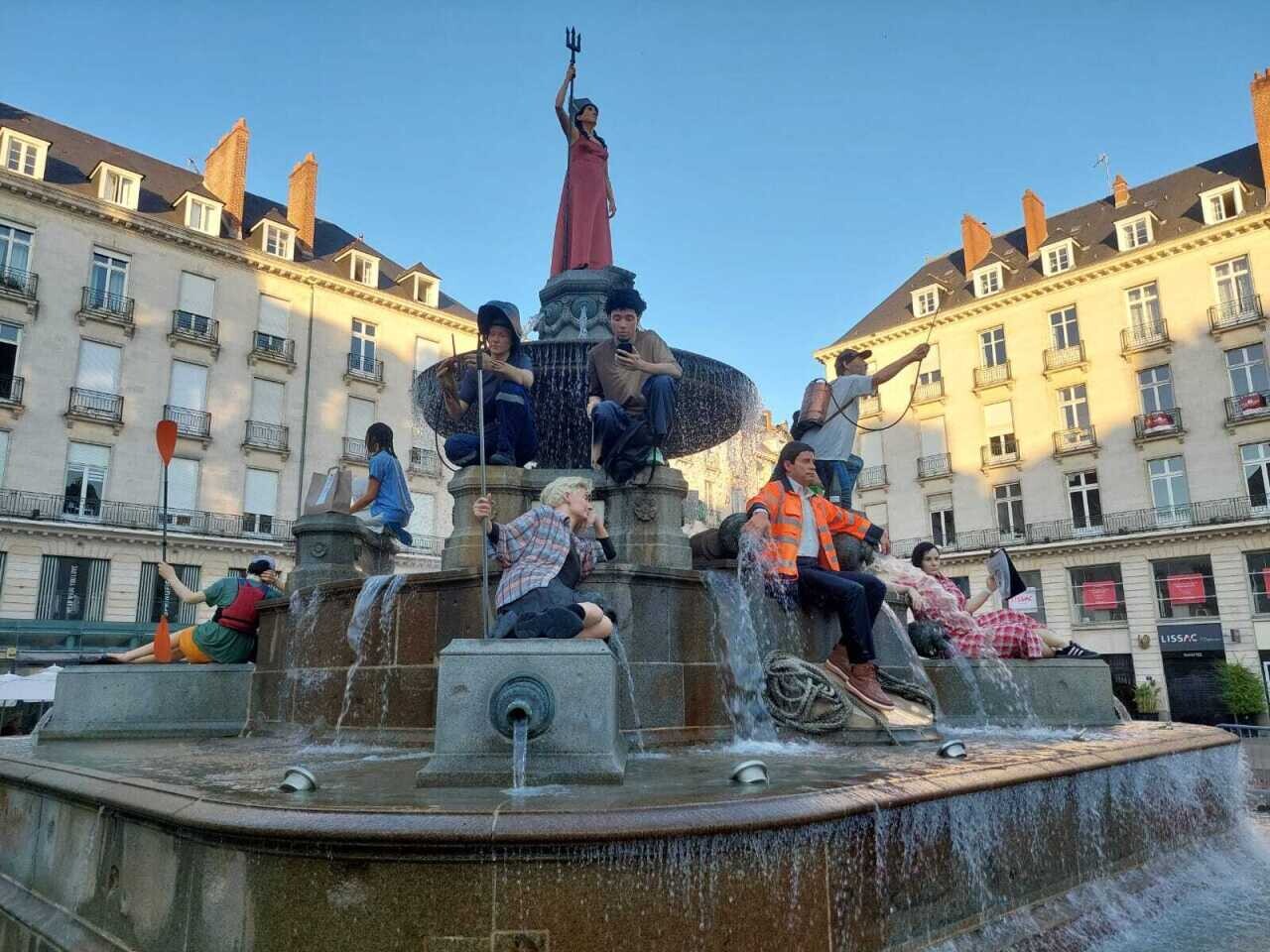 une des statues de la fontaine place Royale a été volée