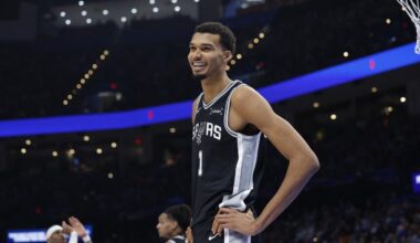L'image spectaculaire de Victor Wembanyama qui touche le panier avec son pied avant un match de NBA