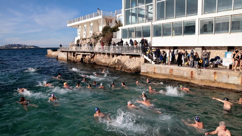 Ce premier samedi de l’année, comme le veut la tradition, une soixantaine de membres du Cercle des nageurs se sont jetés à l’eau.