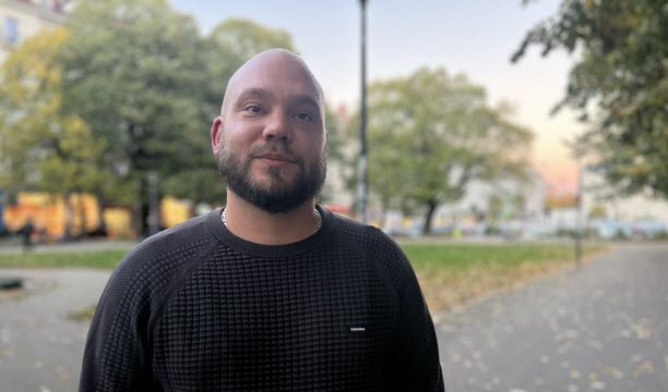 Baptiste Anglade, travailleur social de 34 ans, sera la tête de liste du NPA-Révolutionnaires pour les élections municipales de mars 2026 à Grenoble. Photo Le DL/Albane Pommereau