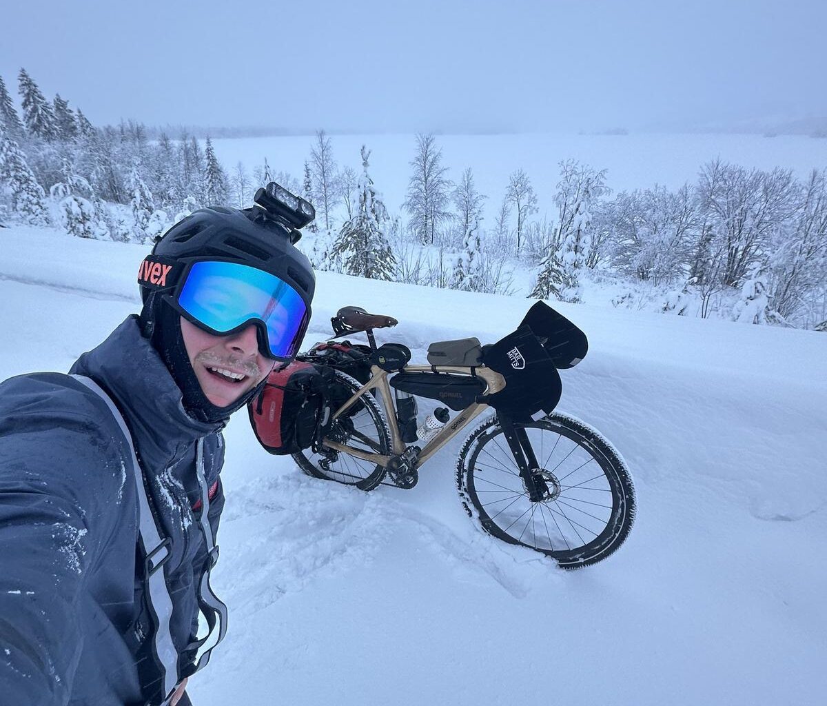 Au guidon d’un vélo en bois, un jeune Bordelais atteint la Laponie en 48 jours