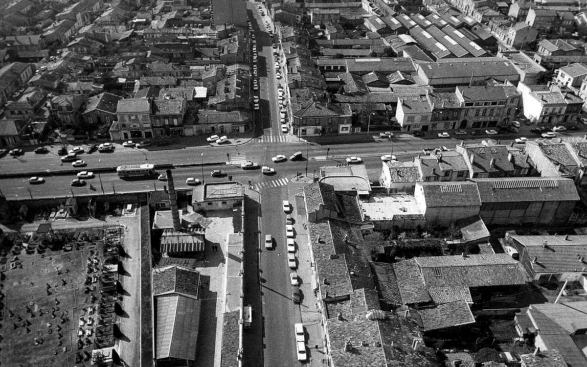 Vue aérienne des boulevards à Bordeaux dans les années 1970, ici la barrière d’Arès.