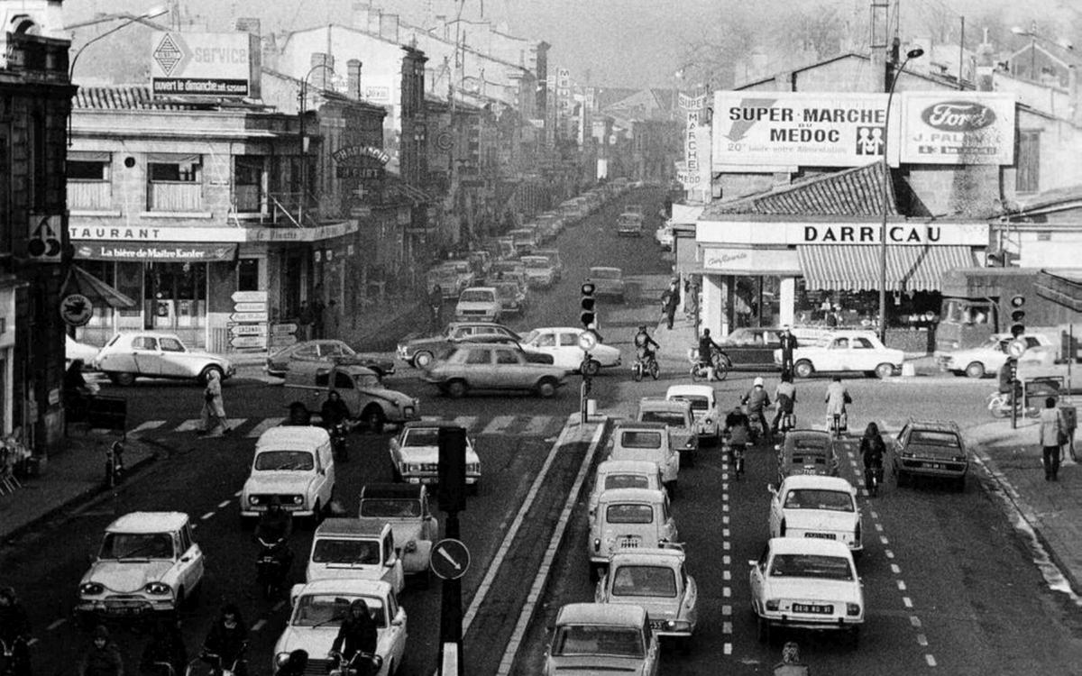Circulation importante à la barrière du Médoc sur les boulevards à Bordeaux le 20 janvier 1983.