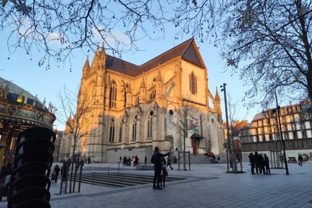 La basilique Saint-Aubin en Notre-Dame de Bonne Nouvelle, place Sainte-Anne, dans le centre historique de Rennes, va accueillir Luminiscence. (© Brian Le Goff / actu Rennes)