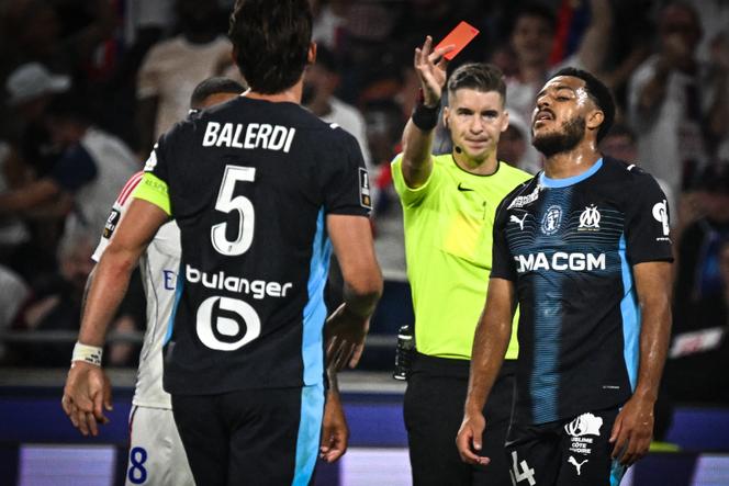 L’arbitre Benoît Bastien lors d’un match entre l’Olympique de Marseille et l’Olympique lyonnais, le 31 août 2025, à Décines-Charpieu (Rhône).