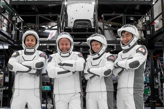 De gauche à droite, Oleg Platonov, Mike Fincke, Zena Cardman et Kimiya Yui, l’équipage de la mission SpaceX Crew-11 de la NASA lors d’une séance d’entraînement avant son voyage vers la Station spatiale internationale, dans les installations de SpaceX, en Floride, le 3 juillet 2025. 