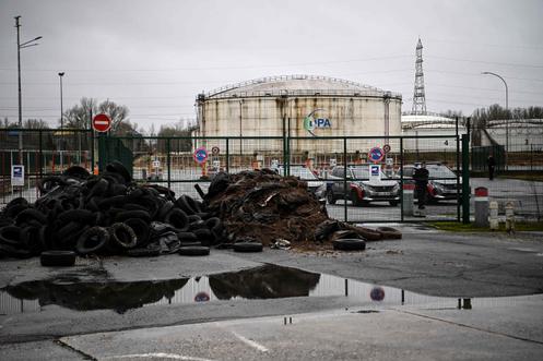 Devant le dépôt pétrolier « Docks des pétroles d’Ambès », à Bassens (Gironde), le 8 janvier 2026.