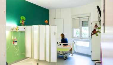 Lyon. Son bébé meurt d'une maladie "très rare", la maman veut faire payer deux hôpitaux