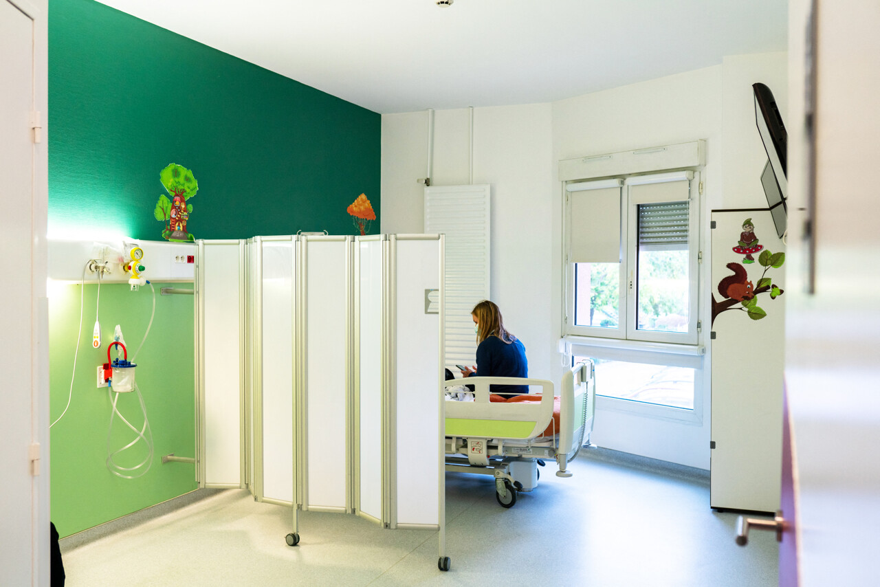 Lyon. Son bébé meurt d'une maladie "très rare", la maman veut faire payer deux hôpitaux