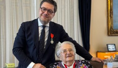 le maire de Marseille Benoît Payan décoré par l'ancienne déportée Denise Toros-Marter