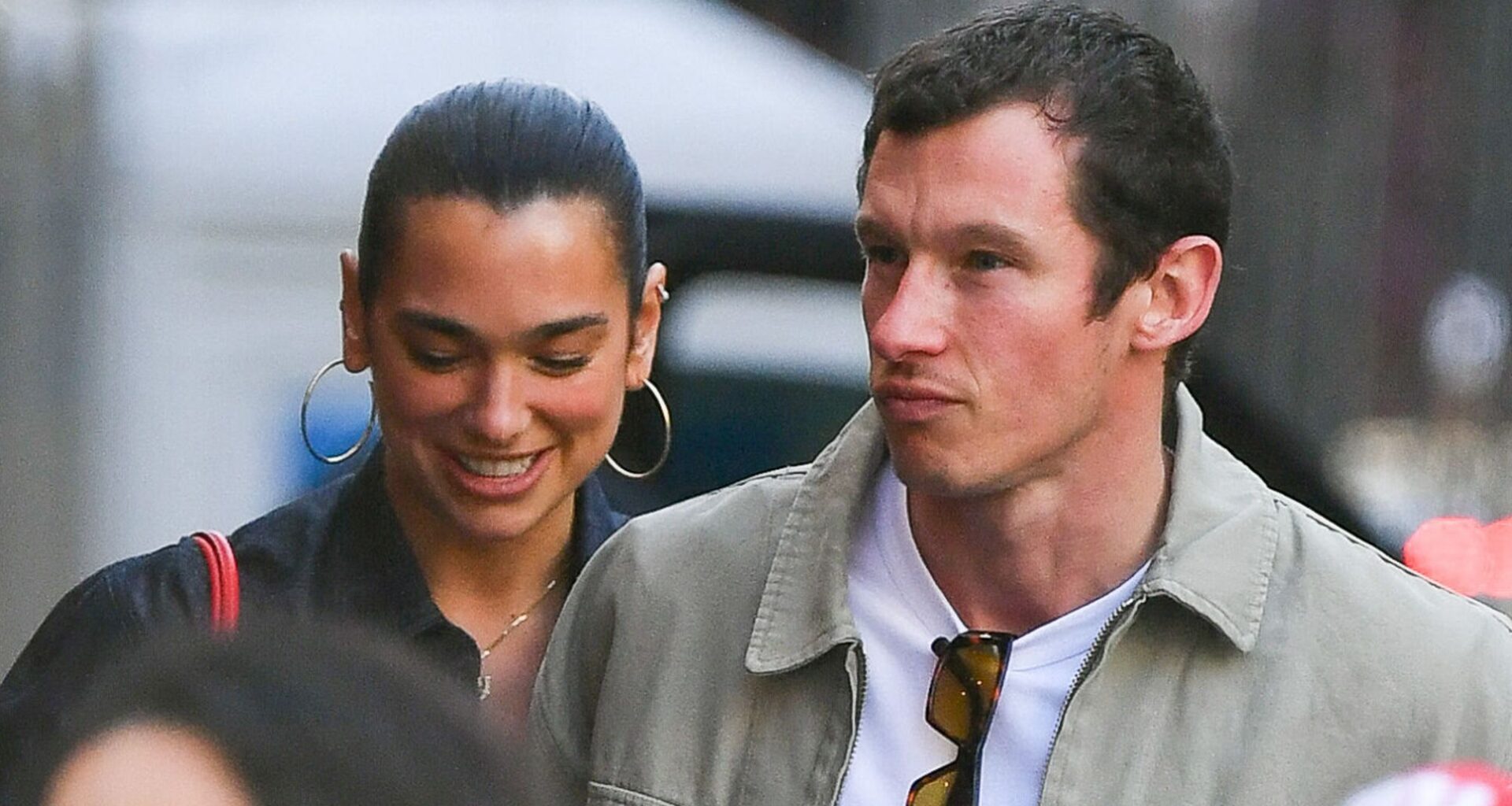 Incognito dans le métro, Dua Lipa et son fiancé Callum Turner en plein escapade romantique sur la ligne 12