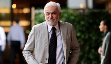 "Je voulais vous saluer" : quand Pascal Praud croise, (presque) par hasard, Sarah Knafo, dans les rues de Paris