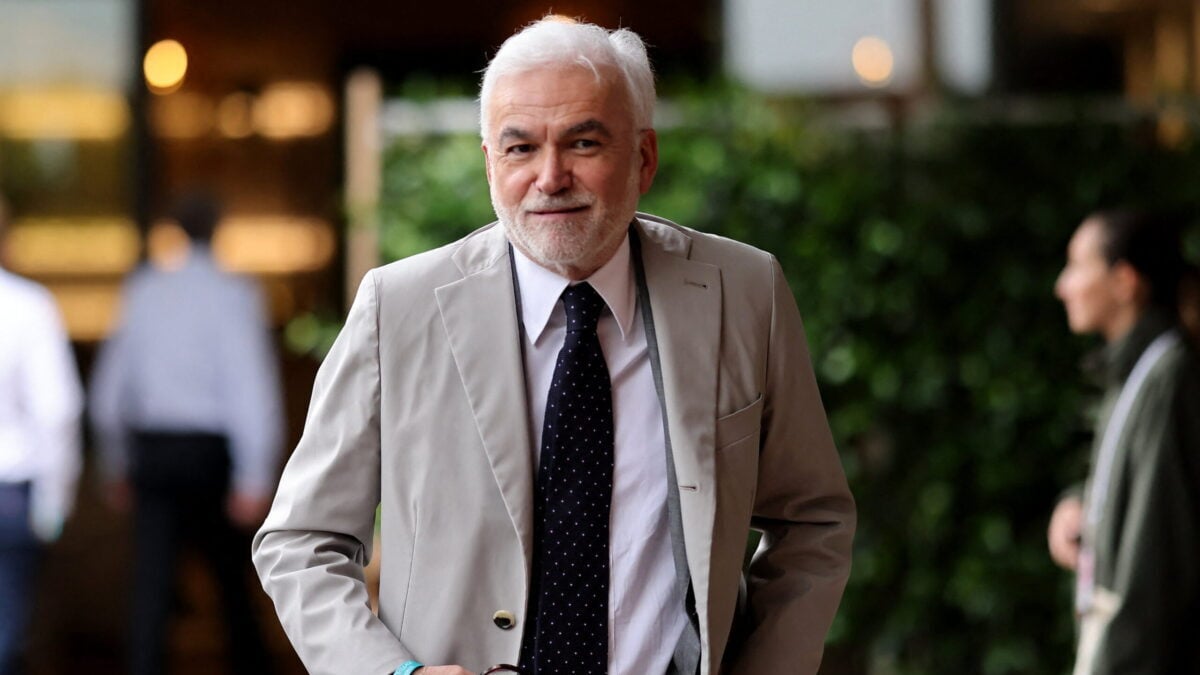 "Je voulais vous saluer" : quand Pascal Praud croise, (presque) par hasard, Sarah Knafo, dans les rues de Paris