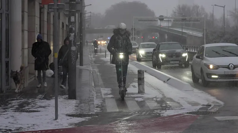 A Rouen, certaines pistes cyclables sont en partie couvertes d'une fine pellicule blanche, ou même de plaques de verglas.   