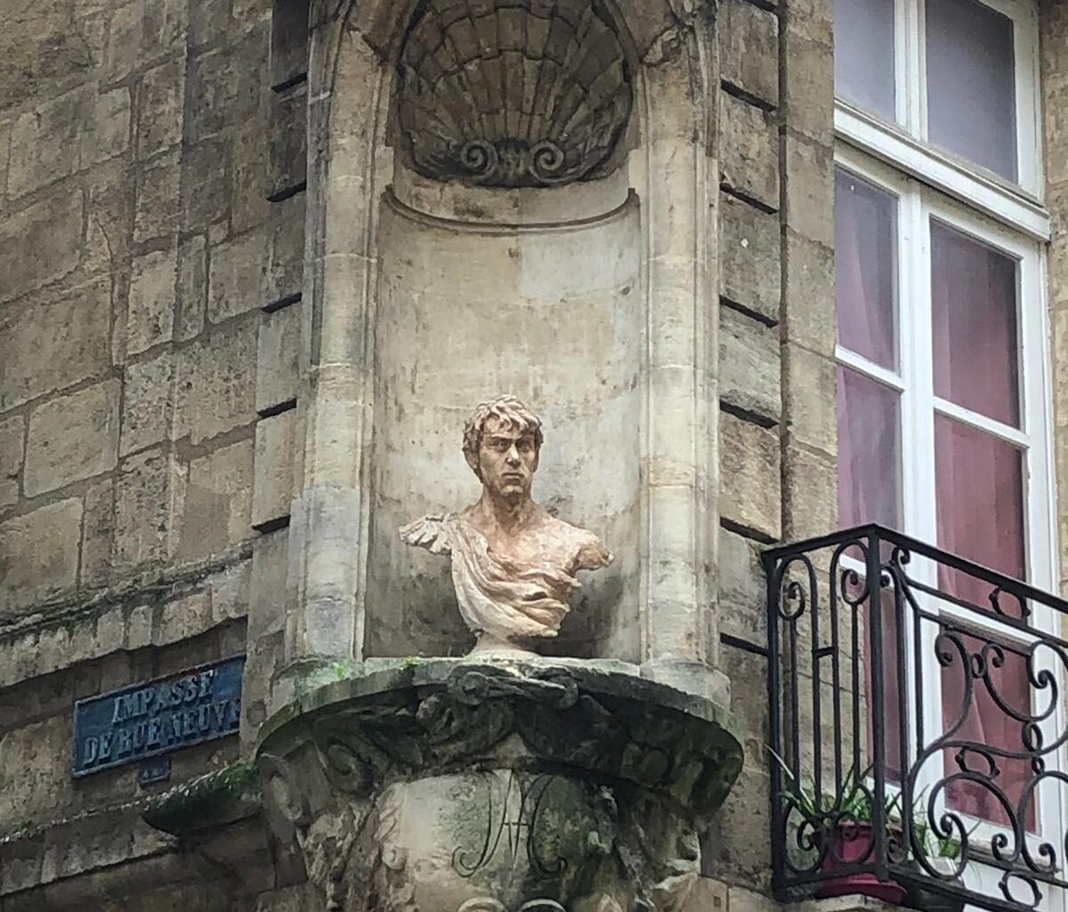 à la découverte des niches, patrimoine méconnu des façades d’immeubles