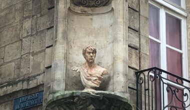 à la découverte des niches, patrimoine méconnu des façades d’immeubles