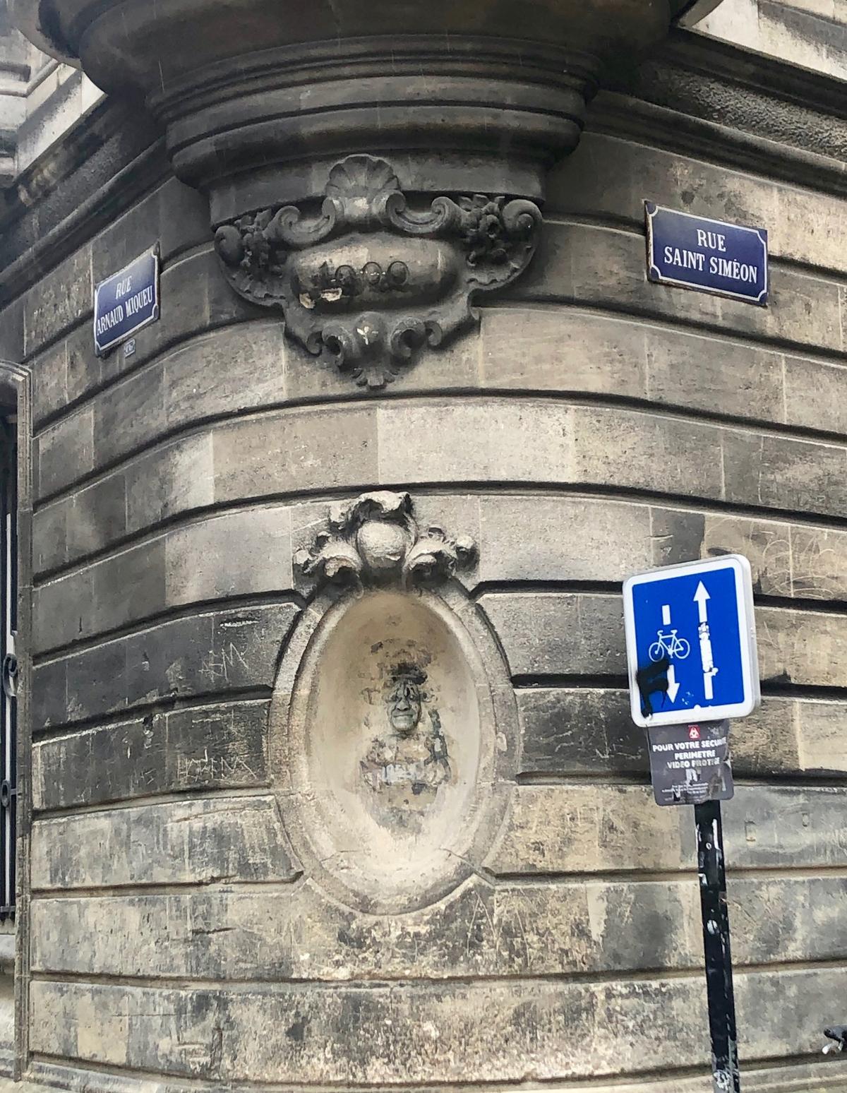 Une niche sous forme de médaillon rue Saint-Siméon (quartier Saint-Pierre).