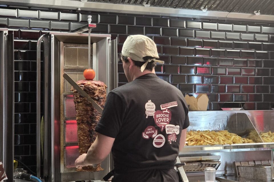 Les broches de la viande utilisée pour les kebab sont préparées sur place.
