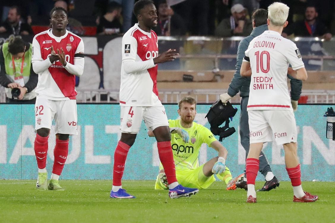 entorse au genou pour Lukas Hradecky, blessure à l’ischio pour Christian Mawissa