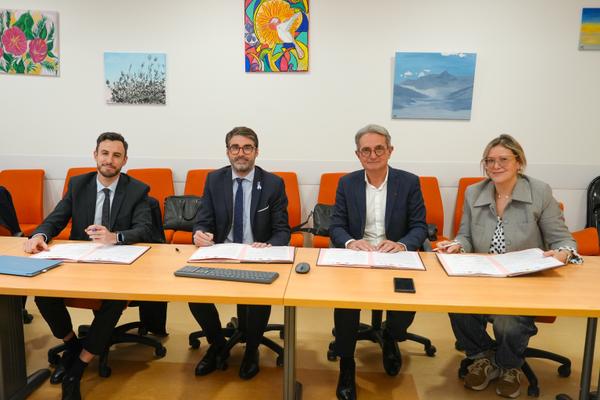 De g à d : Ludovic Voilmy, directeur général du centre hospitalier La Dracénie à Draguignan, Bastien Ripert, directeur général de l’hôpital d’Antibes, Pr Emmanuel Barranger, directeur général du CAL et Mylène Ezavin, directrice générale du centre hospitalier de Menton. 