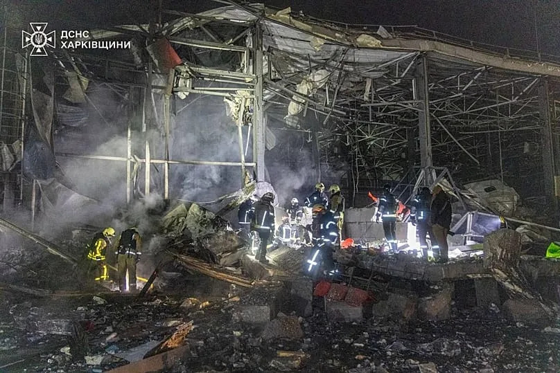 Le personnel des services d'urgence s'efforce d'éteindre un incendie à la suite d'une attaque russe à Kharkiv, le 13 janvier 2026.