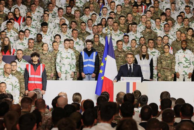 Emmanuel Macron, lors d’un discours devant l’armée pour dévoiler un nouveau service militaire national, à la base militaire de Varces (Isère), le 27 novembre 2025.