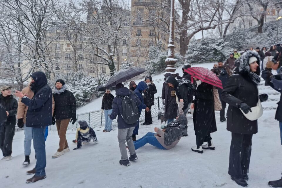 Chutes en cascade pour les spectateurs.