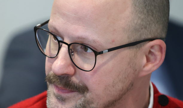 Camille Min Fournier, ouvrier horloger, 40 ans, Gare, (Debout !).   Photo Jean-Marc Loos