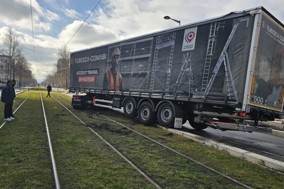 Le camion s'est embourbé sur les voies du tram à Grenoble.