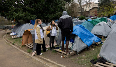 Lyon. Ces migrants à la rue cumulent les amendes dans les TCL : "C'est absurde"