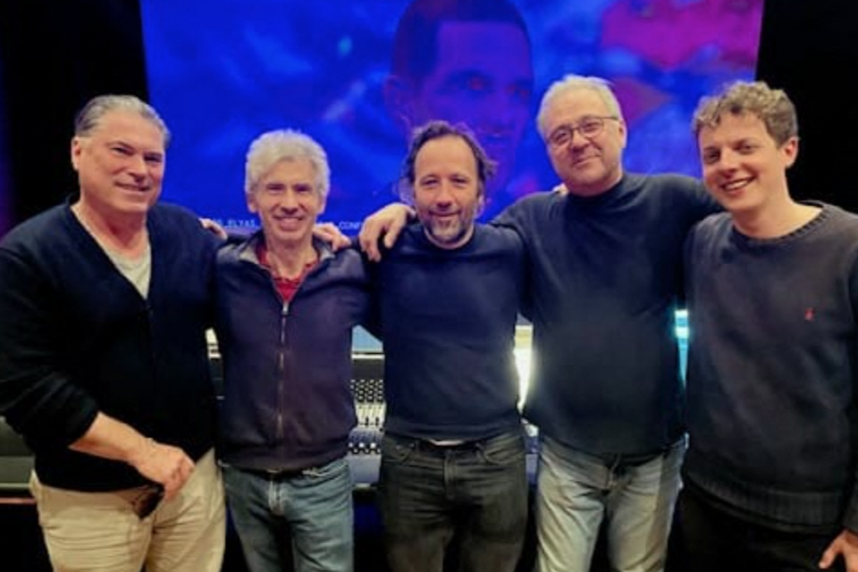 Florent-Emilio Siri à gauche et son équipe de postproduction sonore présente depuis le premier film. Dans l'ordre, Florent-Emilio Siri, Eric Tisserand, Germain Boulay au milieu, Pascal Dedeye et son assistant.