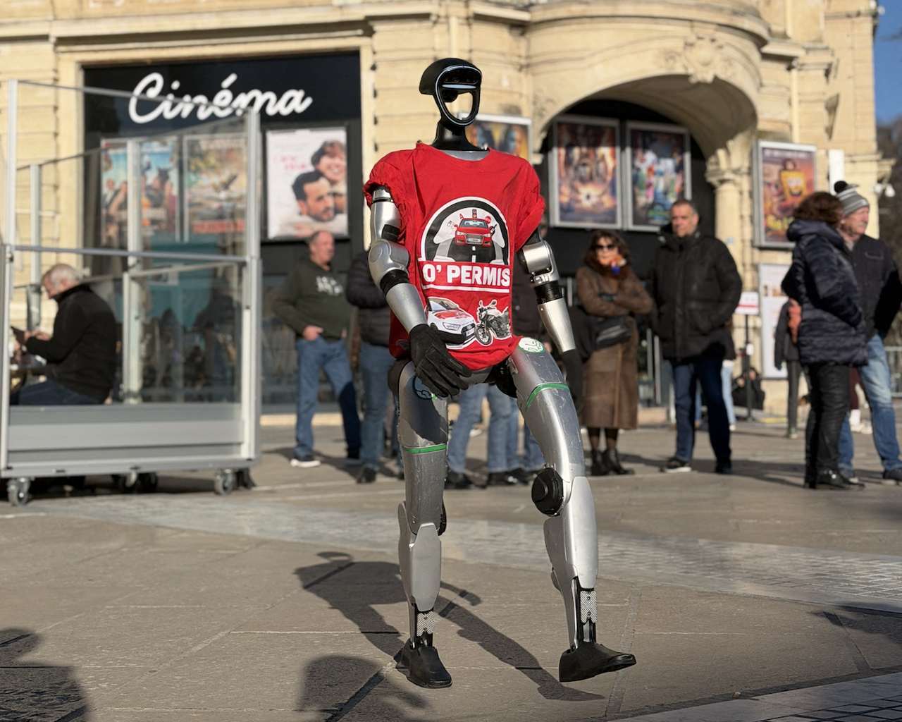 un robot humanoïde en t-shirt surprend les passants en plein centre-ville de Montpellier