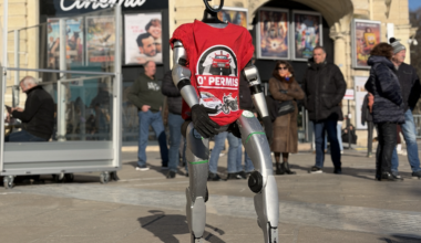 un robot humanoïde en t-shirt surprend les passants en plein centre-ville de Montpellier