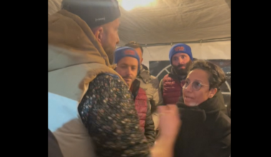 les forces de l'ordre entourent le barrage de l'A64, la tension est vive sur place