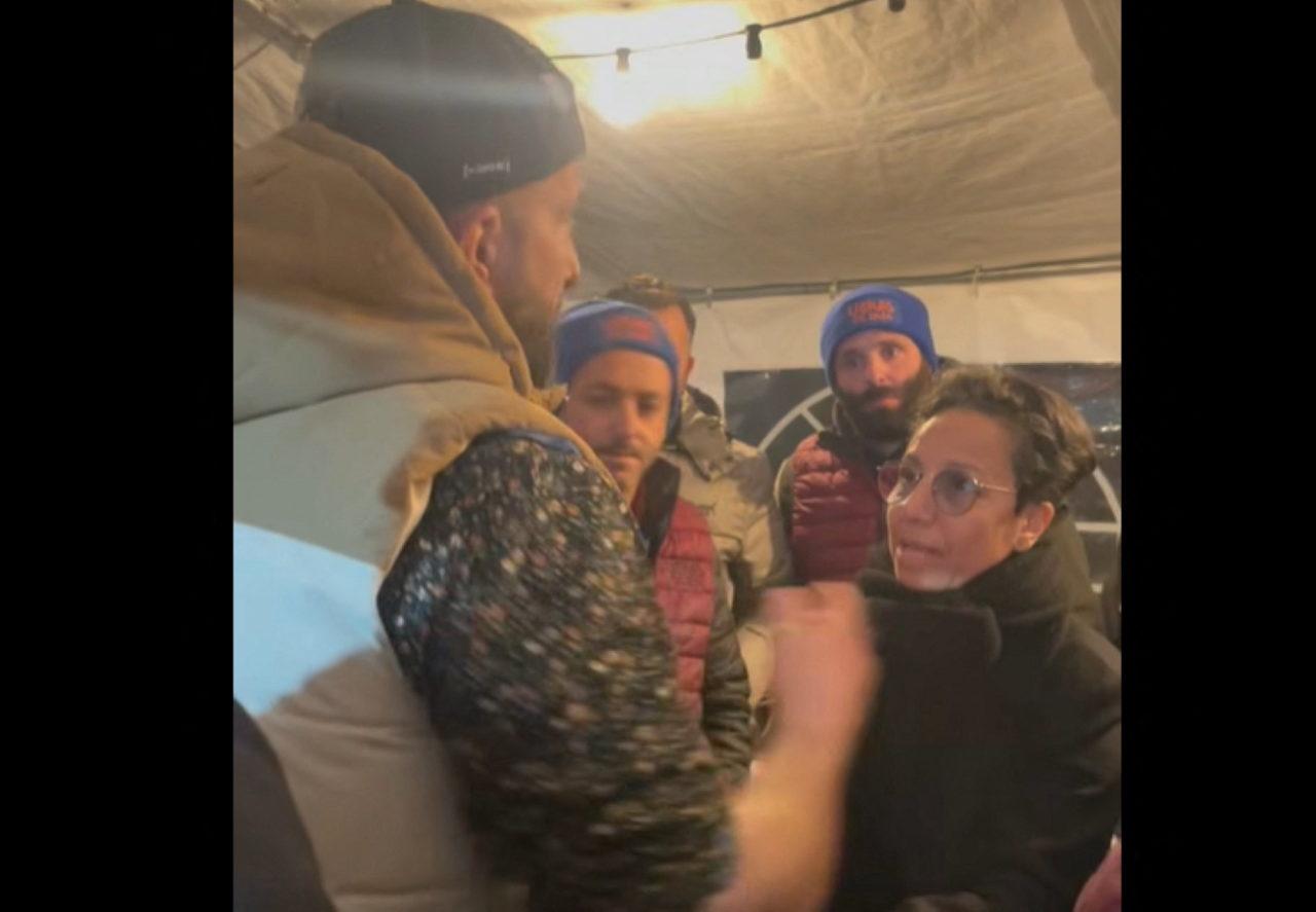 les forces de l'ordre entourent le barrage de l'A64, la tension est vive sur place