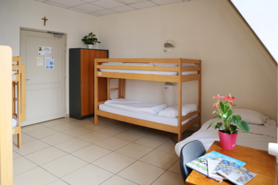 La chambre partagée (photo ci-contre) avec lavabo, douche et toilettes, coûte 40 euros.