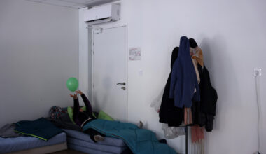 des dizaines d'enfants à la rue hébergés en urgence dans une école