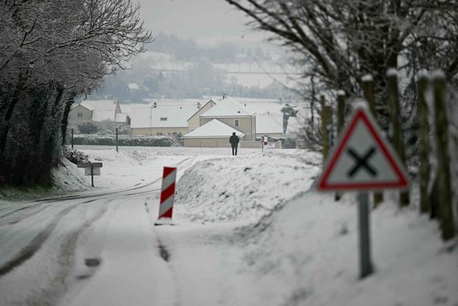 Une épaisse couche de neige recouvre une route bordée d’arbres à Croisilles (Calvados), dans le nord-ouest de la France, le 5 janvier 2026.